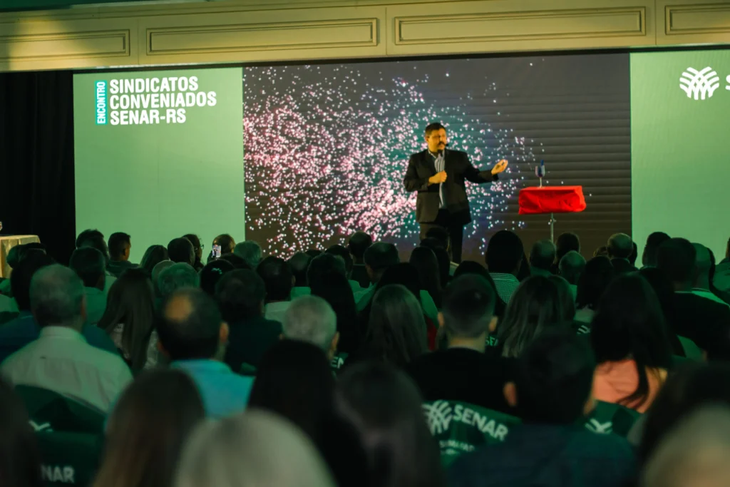 Palestrante magico Kronnus em apresentação no evento SENAR-RS